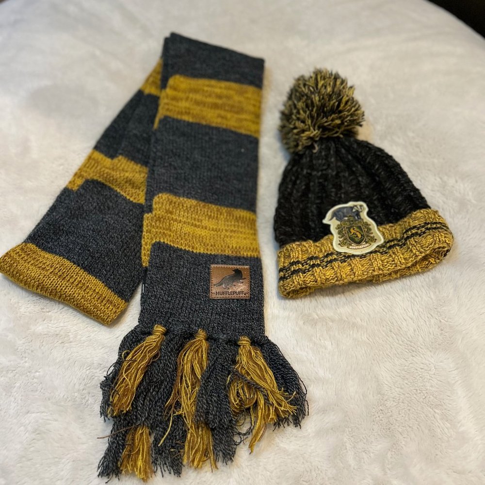 Harry Potter Hufflepuff House Pom Beanie Hat & Scarf